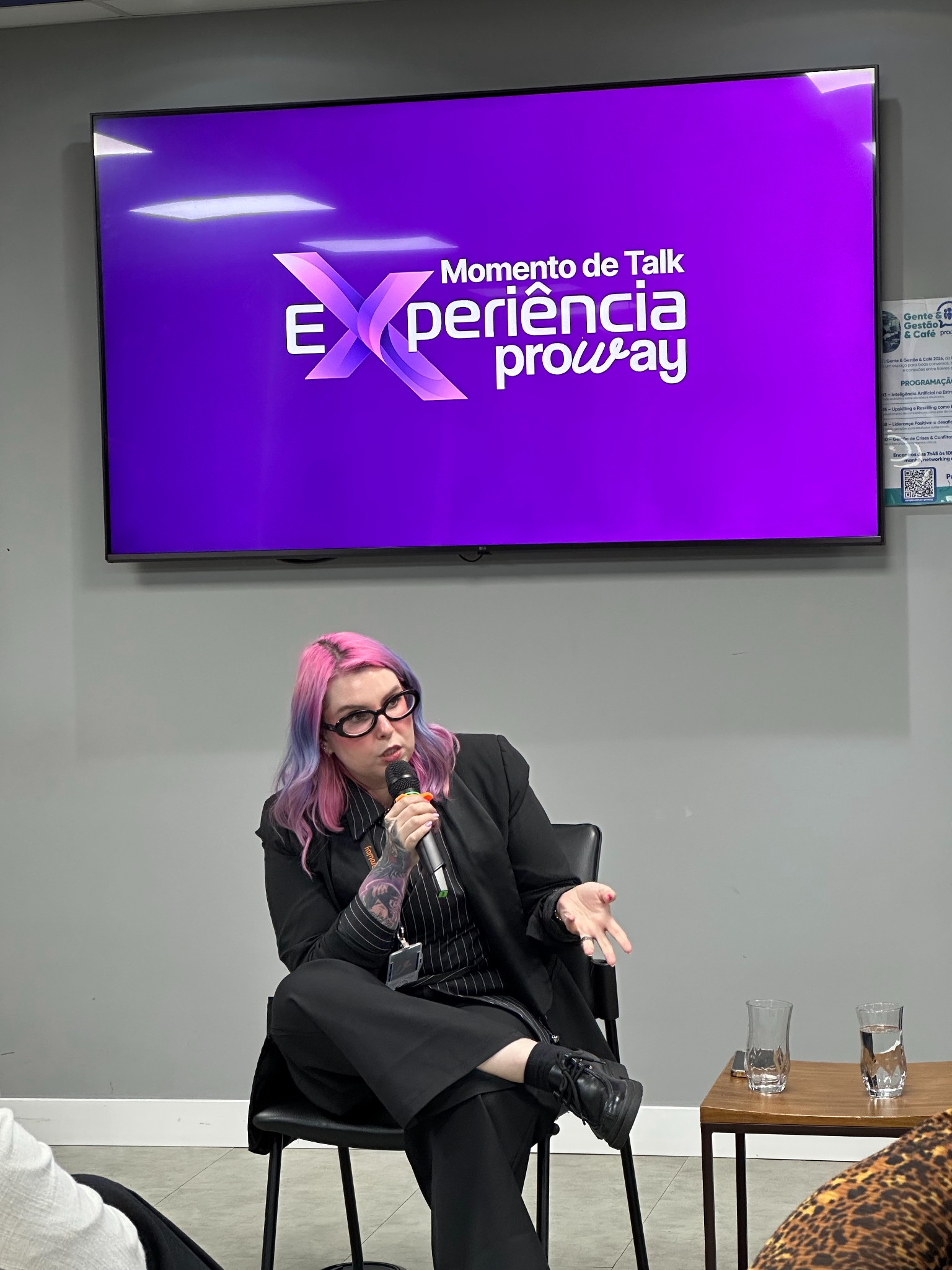 Geiseane Seberino conduzindo uma conversa na ProWay